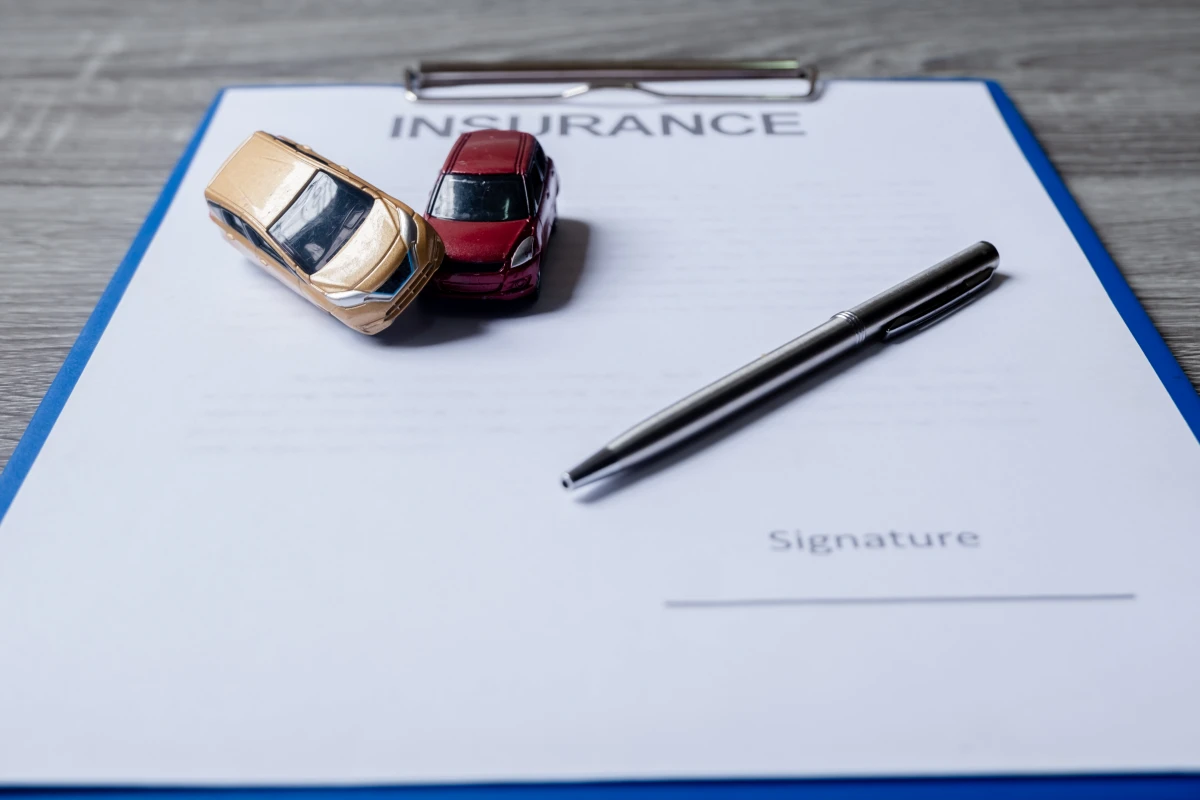 Assurance auto jeunes conducteurs : Maîtrisez les subtilités juridiques pour optimiser votre couverture